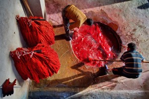 رنگرزی به شیوه سنتی و با رنگزا روناس در کارگاه رنگرزی فرش فراهان 